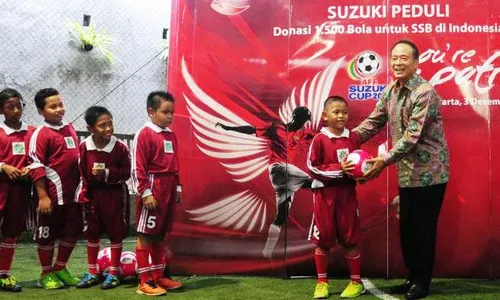 FOTO CSR SUZUKI : Dukung AFF Cup, Susuki Sumbang 1,500 Bola