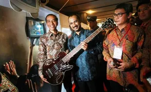 FOTO FESTIVAL ANTIKORUPSI : Joko Widodo Timang Lagi Gitar Metallica