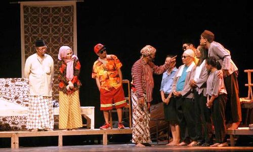 FOTO FESTIVAL ANTIKORUPSI : Teater Gandrik Sajikan Drama Antikorupsi