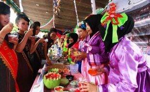 FOTO FESTIVAL BUDAYA UNISRI : 14 Budaya Dunia Digelar di Kampus Unisri