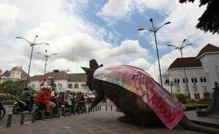 FOTO HARI ANTI KORUPSI : Ada Tikus Raksasa di Titik Nol Kilometer