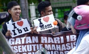 FOTO HARI IBU 2014 : Mahasiswa Makassar Ungkap Cinta kepada Ibu