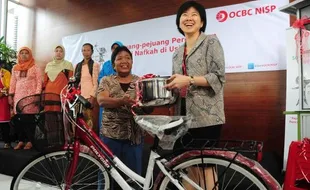 FOTO HARI IBU : Bank OCBC NISP Beri Sepeda Penjual Jamu