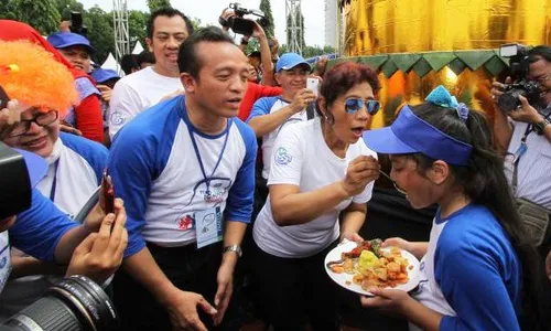 FOTO HARI IKAN NASIONAL : Begini Serunya Jika Menteri Susi Menyuapi...