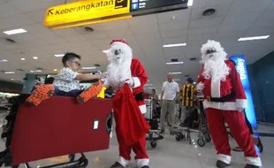 FOTO HARI NATAL 2014 : Sinterklas Bagi-Bagi Cokelat di Bandara