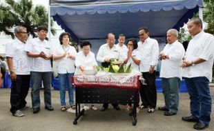 FOTO HUT BISNIS INDONESIA : Komisaris Utama JAG Potong Nasi Tumpeng