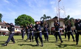 FOTO HUT SATPAM : Ulang Tahun, Satpam Senam Tongkat