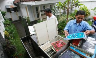 FOTO KARTA PUSTAKA TUTUP : Koleksi Piringan Hitam Turut Dilego