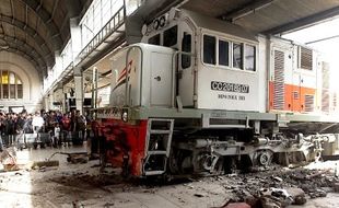 FOTO KECELAKAAN JAKARTA : Lokomotif Masuk Peron Stasiun Jakarta Kota