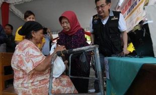 FOTO KENAIKAN HARGA BBM : Ibunda Jokowi Gelar Pasar Murah