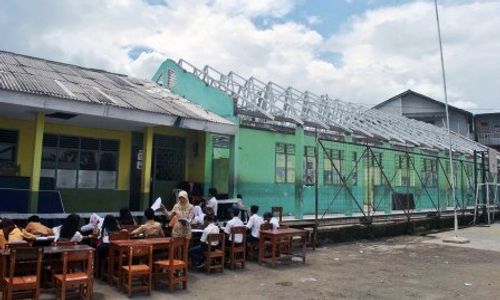 FOTO KISAH TRAGIS : Duh, Siswa SMP di Bogor Ujian di Luar Ruangan