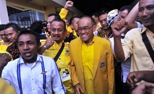 FOTO KONFLIK INTERNAL PARTAI GOLKAR : Aburizal Tutup Mediasi dengan Penyelamat Partai