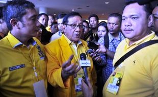 FOTO KONFLIK INTERNAL PARTAI GOLKAR : Akbar Tandjung Tetap Upayakan Mediasi