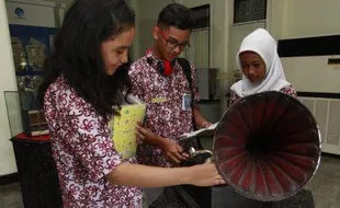 FOTO KURIKULUM 2013 : Siswa SMPN 3 Jumantono ke Monumen Pers