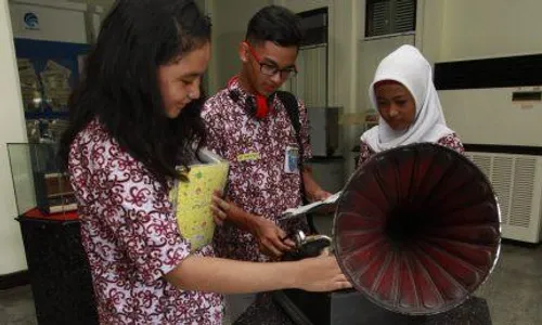 FOTO KURIKULUM 2013 : Siswa SMPN 3 Jumantono ke Monumen Pers