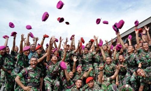 FOTO KURSUS TERJUN BEBAS : Baret Marinir Dilempar saat Wing Day