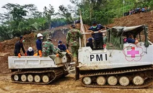 FOTO LONGSOR BANJARNEGARA : Begini Aksi Hagglunds PMI di Jeblung