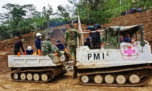 FOTO LONGSOR BANJARNEGARA : Begini Aksi Hagglunds PMI di Jeblung