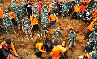 FOTO LONGSOR BANJARNEGARA : Jasad Ibu dan Anak Ditemukan Berpelukan