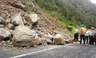 FOTO LONGSOR KARANGANYAR : Begini Kondisi Jalan Tembus Tawangmangu-Magetan