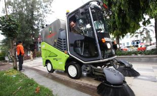 FOTO MOBIL PENYEDOT SAMPAH : Solo Uji Coba Road Sweeper Baru