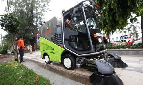 FOTO MOBIL PENYEDOT SAMPAH : Solo Uji Coba Road Sweeper Baru