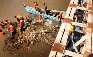 FOTO MUSIM PENGHUJAN : GP Ansor Bantu Warga Bersihkan Sungai