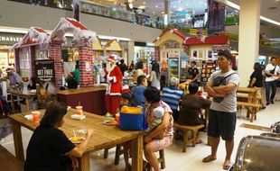 FOTO NATAL 2014 : Ada Kampung Santa di Solo Paragon