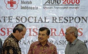 FOTO PALANG MERAH INDONESIA : Astra Titipkan 4.005 Kacamata Lewat PMI