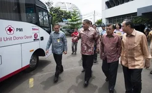 FOTO PALANG MERAH INDONESIA : Himpun Uang Konsumen, Alfamart Bantu PMI