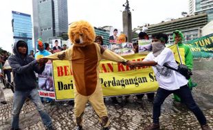 FOTO PEDULI KEBUN BINATANG SURABAYA : Komunitas Peduli KBS Beraksi di Bundaran HI