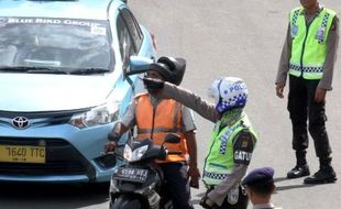 FOTO PEMBATASAN MOTOR DI JAKARTA : Polisi Halau Pengendara Motor Jakarta