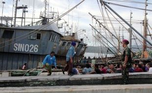 FOTO PENERTIBAN NELAYAN ASING : Marinir Jaga ABK Kapal Ikan Asing