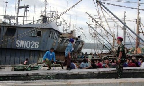 PENENGGELAMAN KAPAL ASING : KNTI: Banyak Kapal Asing Berkeliaran di Perairan RI