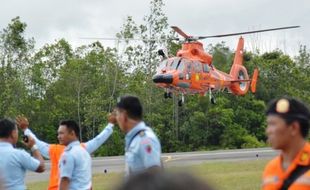 FOTO PESAWAT AIRASIA DITEMUKAN : Begini Aksi Helikopter Dolphin Basarnas