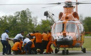 FOTO PESAWAT AIRASIA DITEMUKAN : Helikopter Douphine SAR Angkut 2 Jasad