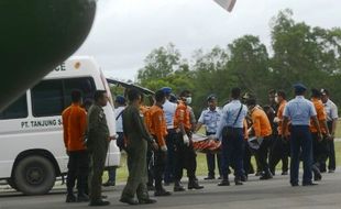 PESAWAT AIRASIA DITEMUKAN : Ini Ciri-Ciri 3 Jenazah Penumpang Airasia QZ-8501