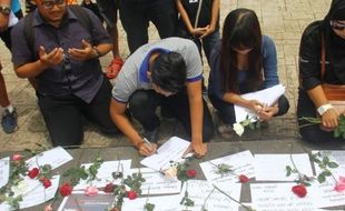 FOTO PESAWAT AIRASIA HILANG : BPW Batu Doakan Penumpang Airasia