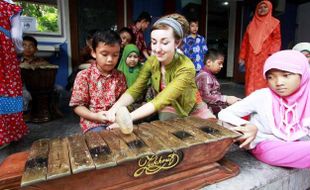 FOTO SD LAZUARDI KAMILA : Belajar Gamelan Bersama Mahasiswi Inggris