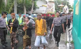 FOTO YAQOWIYU KLATEN : Gunungan Apam Diarak ke Masjid