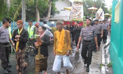 YAQOWIYU KLATEN : Puluhan Ribu Orang Berebut Apam di Jatinom Klaten