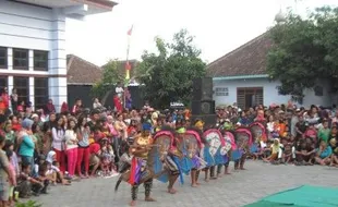 FOTO YAQOWIYU KLATEN : Kuda Lumping Buka Maleman Yaqowiyu