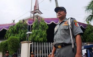 FOTO HARI NATAL 2014 : Banser NU Jaga Gereja, Jaga Solo Kondusif