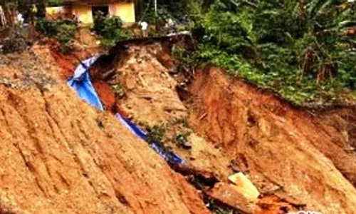 BENCANA ALAM DI SEMARANG : 8 Rumah Rusak Diterjang Tanah Longsor 