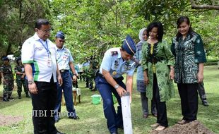 KABAR LANUD ADISUTJIPTO : Lanud Terima Rp95 Juta dan 6.000 Bibit Pohon