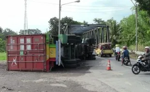 KECELAKAAN BOYOLALI : Sopir Ngantuk, Truk Guling