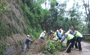 BENCANA BOYOLALI : Irung Petruk Longsor, Jalur Selo-Borobudur Tersendat