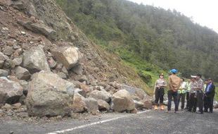 BENCANA KARANGANYAR : Bebatuan di Jalan Tembus Tawangmangu-Magetan Sering Longsor