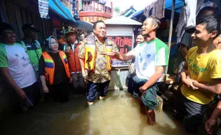 FOTO BANJIR BANDUNG : Menteri Perdagangan Nyemplung ke Air