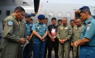 FOTO PESAWAT AIRASIA HILANG : Keluarga Korban Airasia Ikuti Pencarian